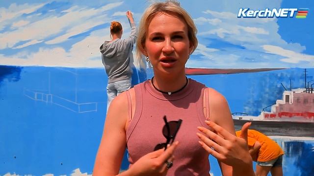 Художники рисуют мурал на стене Керченского технологического техникума смотреть онлайн