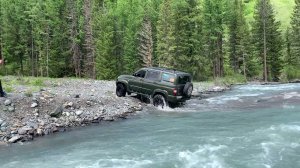 Горный Алтай, УАЗ Патриот проходит брод через Мажой, июнь 2021