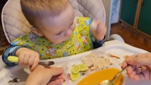 Переходим на общий стол/ужин малыша 1 год/огурец,куриная сосика,овощное пюре/учимся кушать