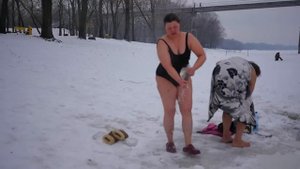 Купание в проруби, зимой. Плавание зимой, окунание в полынье. Приглашение в  клуб моржей. Гомель.
