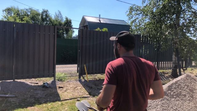 Как сделать забор из евроштакетника diy. Забор из металического штакетника своими руками.