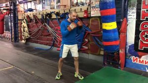 Дыхание во время нанесения удара . Как правильно дышать в бою .