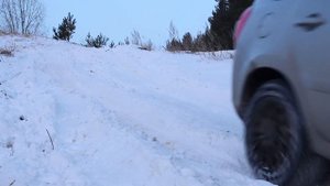 Калина с самоблоком против крутой, но не высокой снежной горки