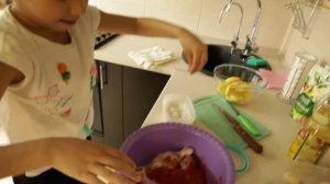 Ева устроила маме сюрприз. Готовит ужин для мамы