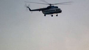 Пролет вертолета Ми-8 над головами людей на празднике Луд
