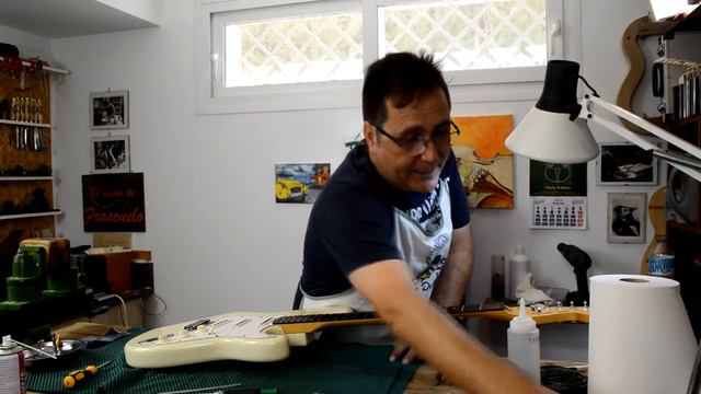 Squier, no te fíes de los Foros. Puesta al dia de una guitarra, mantenimiento. смотреть онлайн