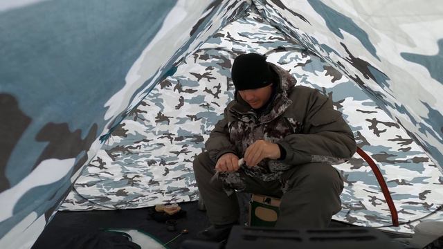 ВНЕЗАПНЫЙ КЛЁВ НАСТИГ МЕНЯ В ПАЛАТКЕ! И леска начала трещать смотреть онлайн