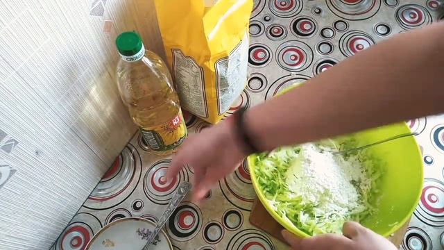 КАБАЧКОВЫЕ ОЛАДУШКИ! ОЧЕНЬ ВКУСНЫЕ И ПРОСТЫЕ В ПРИГОТОВЛЕНИИ смотреть онлайн