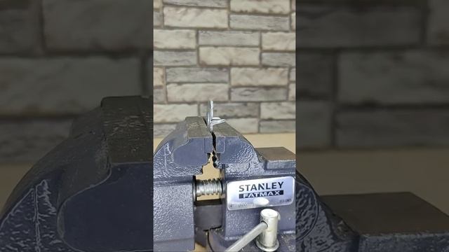Секрет опытных мастеров! Как легко сделать надежный крепеж для деревянных конструкций? #shorts