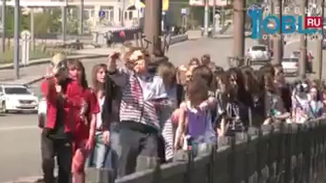 Более 200 зомби напугали челябинцев.[200 zombies flash mob Chelyabinsk] смотреть онлайн