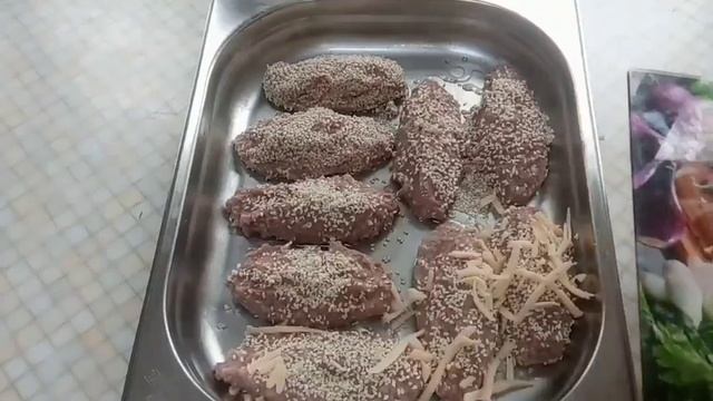 Очень нежные и вкусные! Куриные котлеты с сыром в духовке