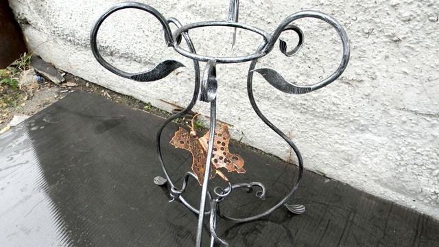 Красивая кованая подставка для цветов напольная металлическая, ковка ,цветочник, бабочка смотреть онлайн