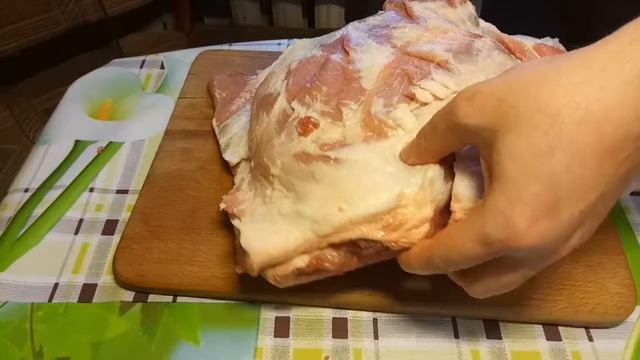 Свинина . Как разделать свиную лопатку.