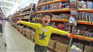 Идем в магазин игрушек Макс выбирает игрушки видео для детей