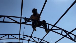 Навес из поликарбоната для двух автомобилей + откатные ворота установили за один день | Спецкаркас