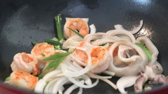 Жареный рис с морепродуктами по-тайски