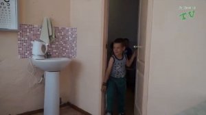 Школьный врач ведет прием