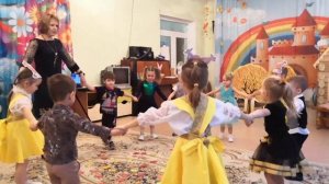 Средняя группа. Танец Листики закружатся