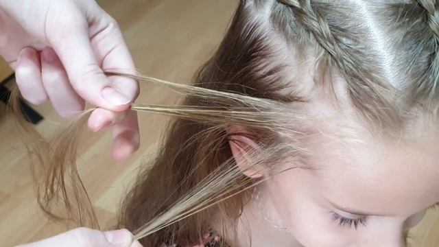Сестричка заплетает косички/как делать косички с захватом через низ. я живу в Израиле.
