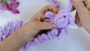 Подушечка из пряжи Alize Puffy без швов. В комплект к пледу.