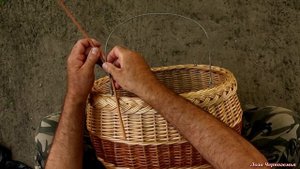 Оплетение и прилаживание двух откидывающихся ручек у корзины, которая "ДЛЯ АВТО САМОЕ ТО"