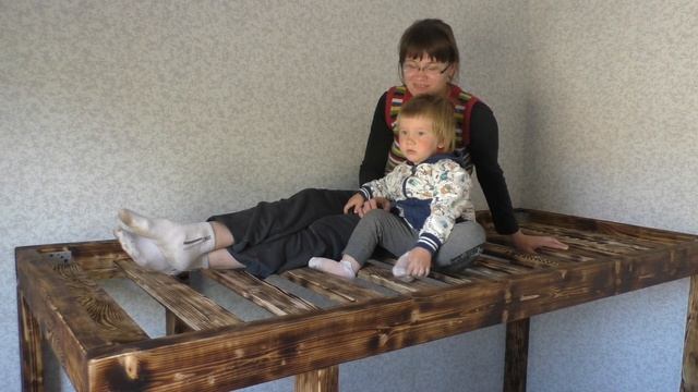 Кровать во времянке. Первый урожай. Ящик для дерева. Копаем траншею.
