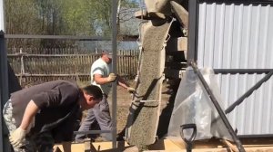Заливка бетоном и вибрирование фундамента под ворота и калитку