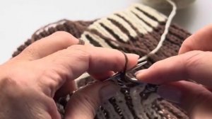 Техника бриошь. Двухцветная резинка. Чередуем цвет нити в каждом ряду