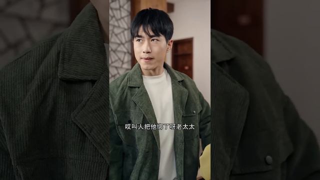 【ENG】外賣員給富家大少送套，沒想到房中竟然是自己的妻子，被綠的憋屈全都化為了憤怒！原來他是林家逐出家門的長子，現在家族危難，他去回了自己的身份！ смотреть онлайн