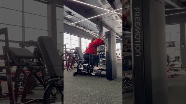 Отведение сидя в тренажере