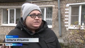 Жители дома в Копаево Рыбинского района  вынуждены своими силами бороться с протекающей крышей