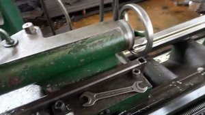 Сверловка на токарном станке, без использования маховика пиноли.