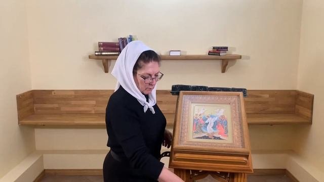 Как поставить подставку с цветами над иконой