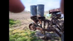 Обзор самодельной сеялки для кукурузы с одновременным внесением удобрения в грунт.