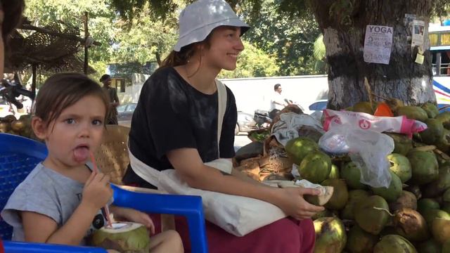 Насте разрезают кокос смотреть онлайн