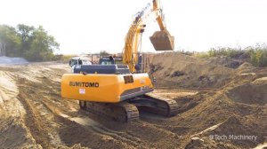 Экскаватор Sumitomo грузит самосвал MAN