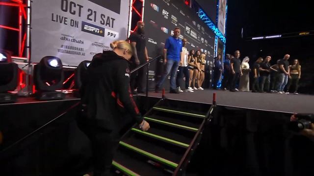 Viktoriia Dudakova vs. Jinh Yu Frey - Weigh-in Face-Off - (UFC 294: Makhachev vs. Volkanovski 2) смотреть онлайн