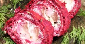 Закусочный свекольный рулет с начинкой из сельди, сливочного сыра и маринованных огурцов.