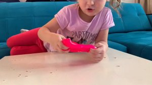 Делаем слайм дома | Ребенок играет со слаймом