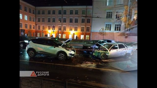 18-летний лихач разбил семь машин на перекрестке в Петрозаводске (ВИДЕО) смотреть онлайн