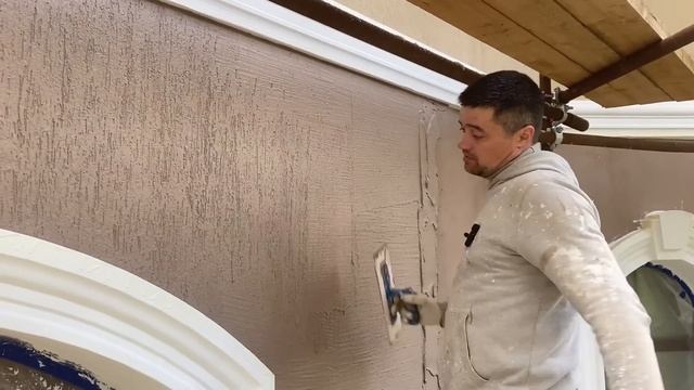 Как мы наносим короед на фасад дома