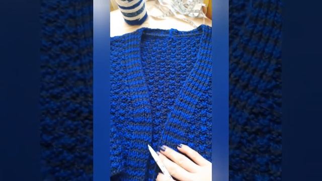Связать кардиган спицами из трёх деталей.