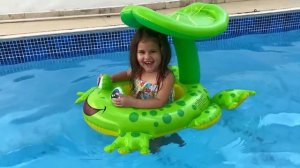 FINGI DESMAIAR NA PISCINA PERTO DA MINHA IRMÃZINHA E ELA ACABOU SE AFOGANDO!