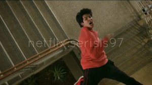 Кобра Кай : Мигеля толкнули со 2-го этажа.