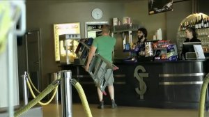 Ты можешь пройти куда угодно, если у тебя подмышкой стремянка