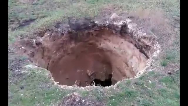 На Украине образовался провал грунта глубиной до 15 метров большой провал в земле