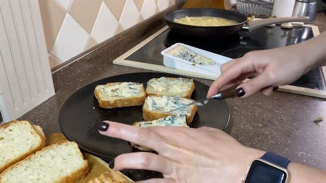 НОВОГОДНИЕ закуски???БРУСКЕТТА с ГОРГОНЗОЛОЙ и КАРАМЕЛИЗИРОВАННОЙ ГУШЕЙ.