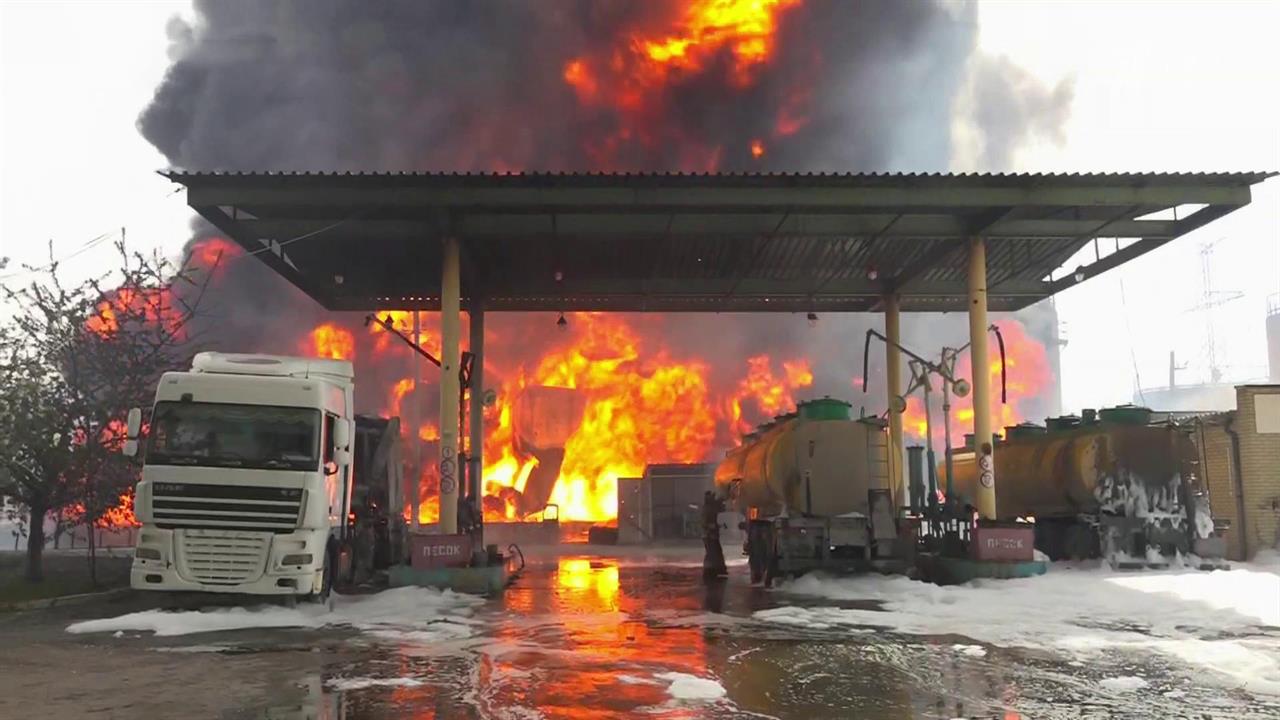 ВСУ обстреляли из "Смерчей" нефтебазу в Макеевке