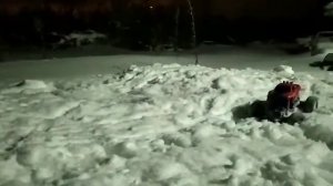 Монстер трак на пульте управлении езда по снегу.