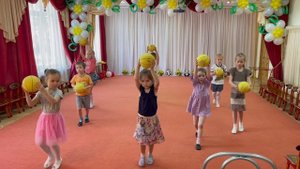 танец с мячиками